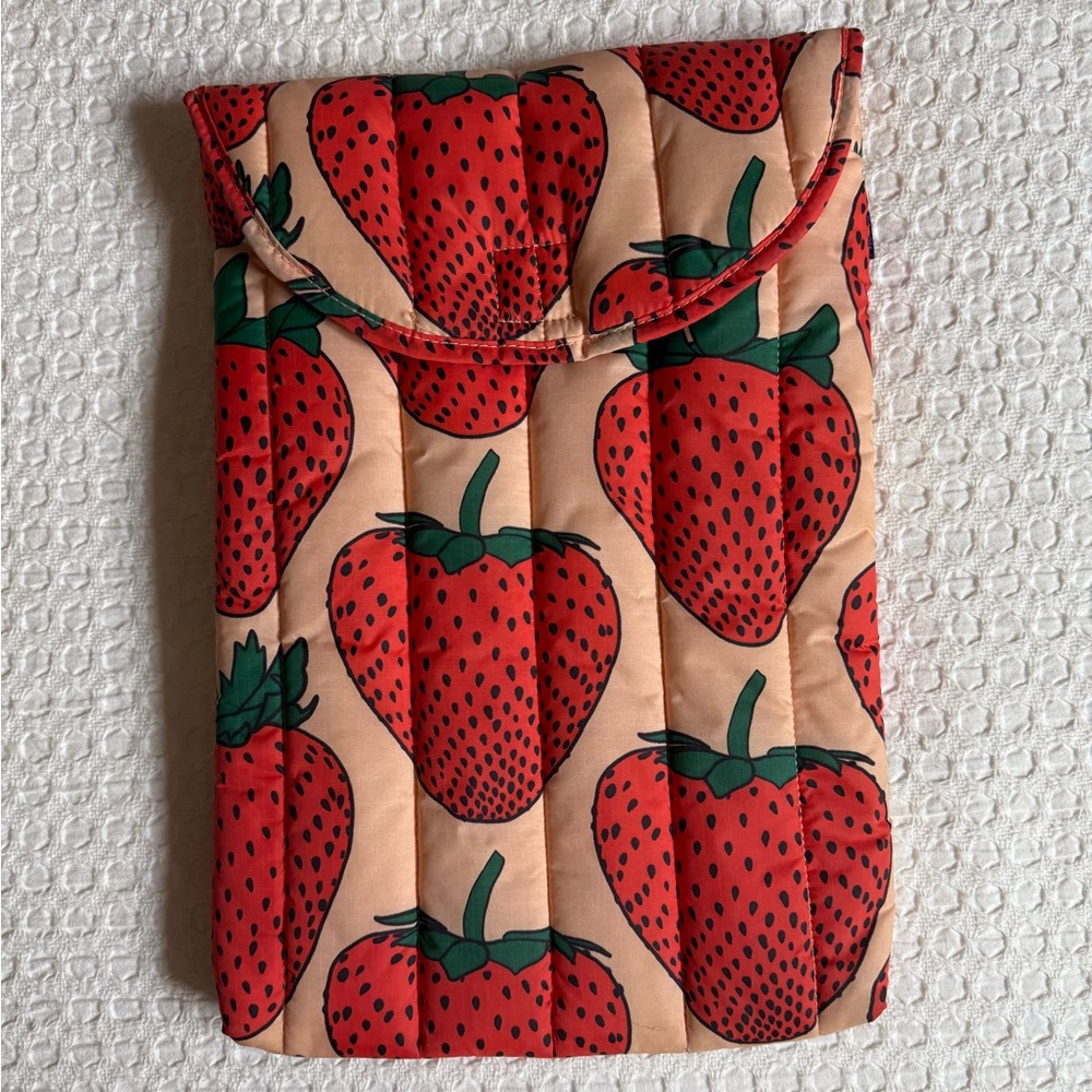 Baggu puffy laptop sleeve 16” strawberry